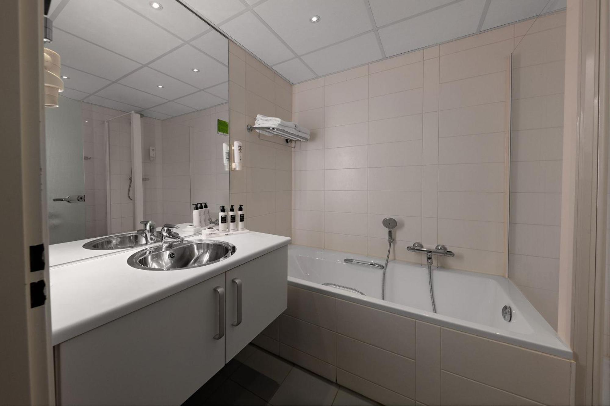 Westcord Hotel De Wadden Vlieland Bagian luar foto
